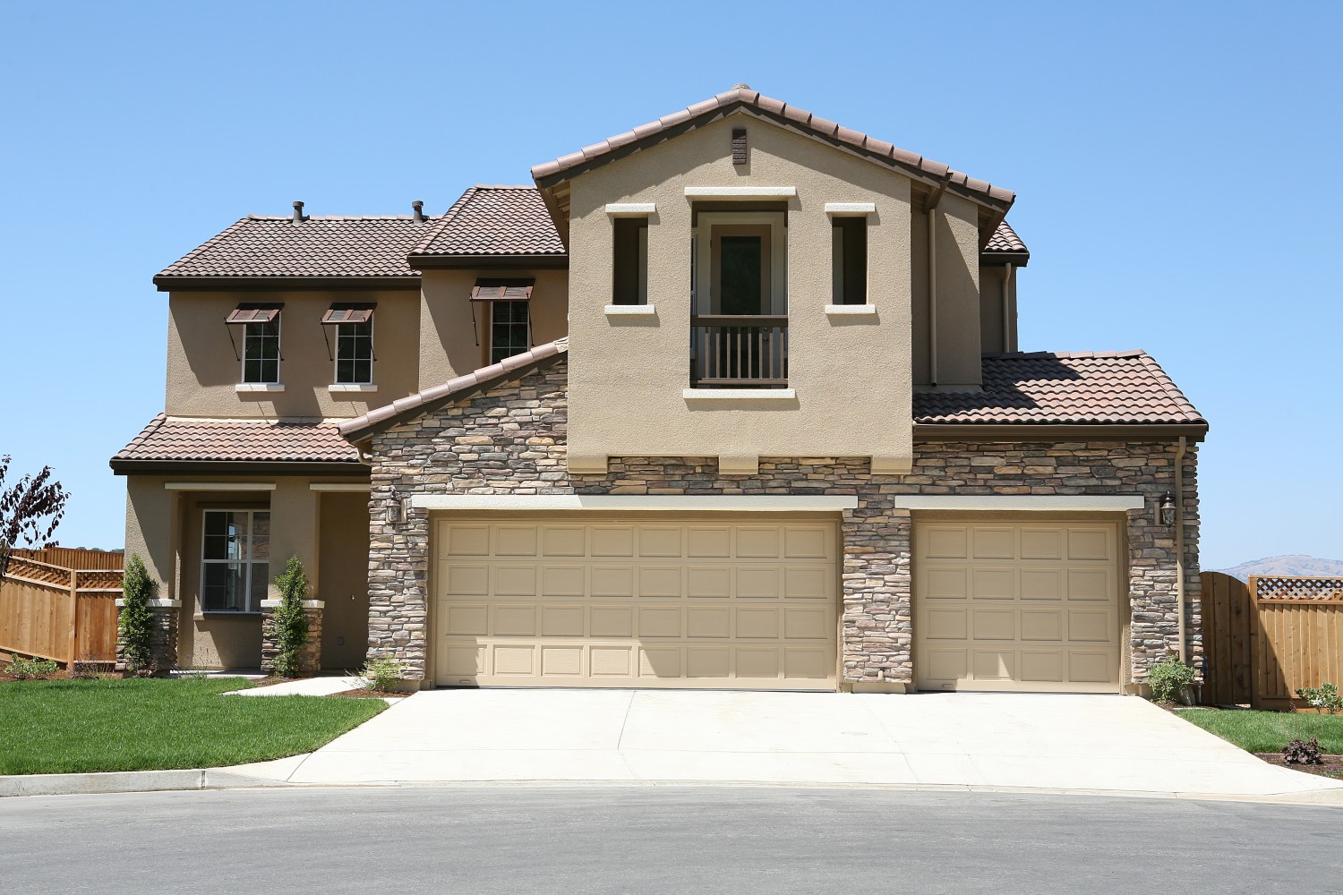 house with two garages with stucco painting Lake Zurich